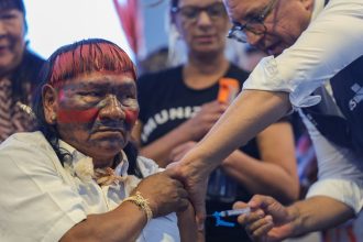 padilha-vacina-lideres-indigenas-durante-acampamento-em-brasilia