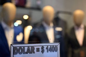 ‘problema-e-que-falta-peso-para-comprar-dolar’:-argentina-vive-dia-tranquilo-apos-liberar-troca