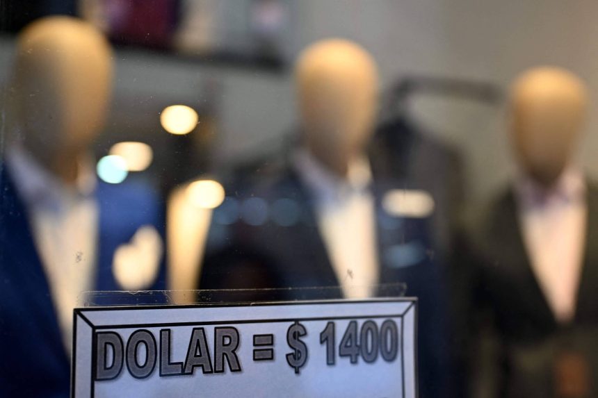‘problema-e-que-falta-peso-para-comprar-dolar’:-argentina-vive-dia-tranquilo-apos-liberar-troca