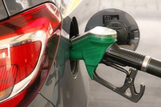 preco-do-petroleo-ja-caiu-17%-este-ano.-quando-queda-chega-aos-postos?