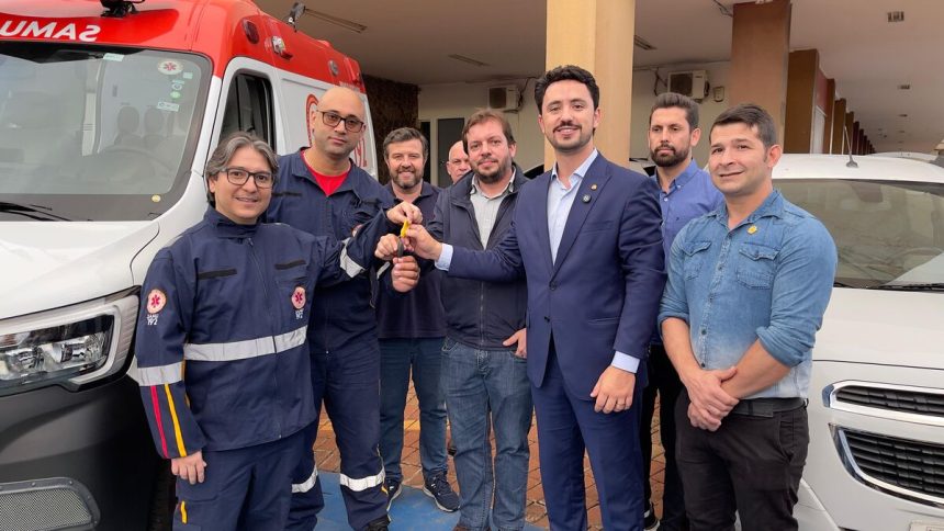prefeitura-entrega-ambulancia-para-o-samu-e-dois-carros-para-saude