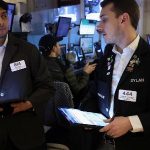 empresas-de-chips-engatam-nova-queda-e-limitam-bolsas-dos-eua
