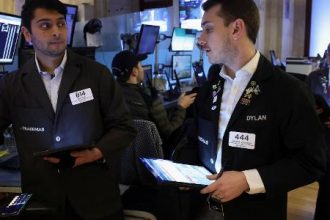 empresas-de-chips-engatam-nova-queda-e-limitam-bolsas-dos-eua