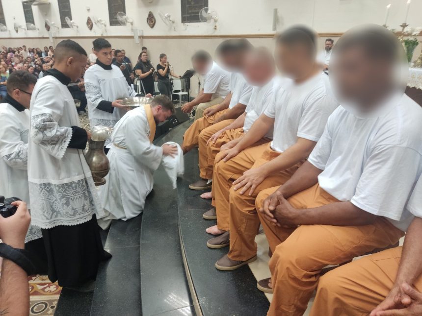 presos-participam-do-rito-de-lava-pes-na-igreja-matriz-de-presidente-venceslau