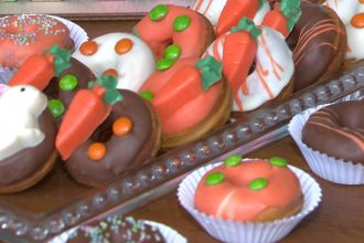 com-cenouras-e-coelhos-de-chocolate,-aprenda-receita-de-donuts-personalizados-de-pascoa