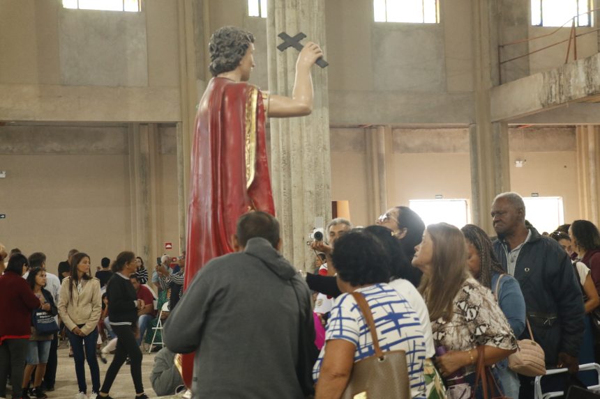 santo-expedito-recebe-milhares-de-devotos-para-celebrar-padroeiro-das-causas-urgentes;-veja-fotos