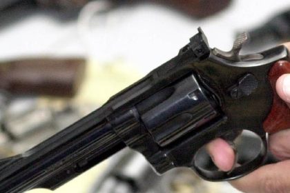 comissao-da-camara-aprova-porte-de-arma-para-oficiais-de-justica