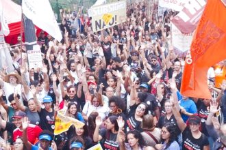 professores-municipais-de-sp-decidem-continuar-greve