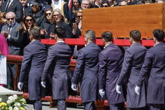 no-vaticano,-lula-diz-que-papa-fez-historia-ao-combater-desigualdades