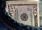 dolar-cai-pela-sexta-vez-seguida-e-fecha-abaixo-de-r$-5,70