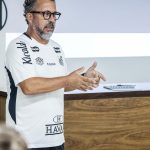 ex-auxiliar-de-tite,-cleber-xavier-debuta-como-tecnico-no-santos