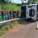 caminhao-carregado-de-batata-doce-tomba-na-rodovia-raposo-tavares,-em-alvares-machado