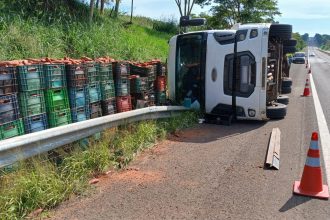 caminhao-carregado-de-batata-doce-tomba-na-rodovia-raposo-tavares,-em-alvares-machado