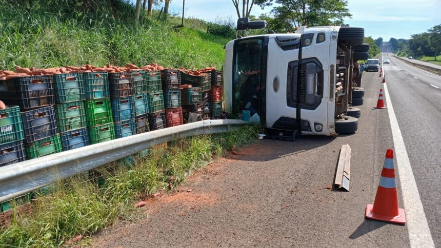 caminhao-carregado-de-batata-doce-tomba-na-rodovia-raposo-tavares,-em-alvares-machado