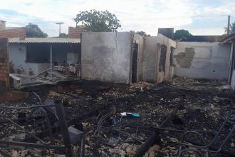 incendio-de-grandes-proporcoes-atinge-quatro-casas-no-distrito-de-porto-primavera,-em-rosana