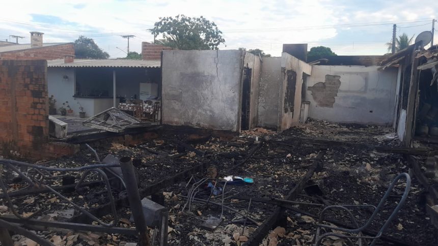 incendio-de-grandes-proporcoes-atinge-quatro-casas-no-distrito-de-porto-primavera,-em-rosana