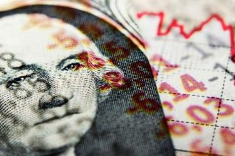 dolar-fecha-em-alta-e-bolsa-cai-com-expectativa-sobre-nova-taxa-de-juros