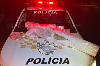 com-involucros-escondidos-nas-pernas,-passageiro-de-onibus-e-preso-com-8,5kg-de-drogas,-em-parapua