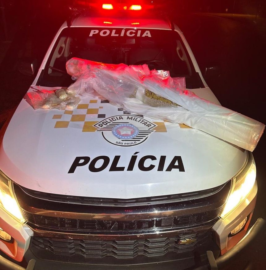 com-involucros-escondidos-nas-pernas,-passageiro-de-onibus-e-preso-com-8,5kg-de-drogas,-em-parapua