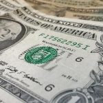 dolar-opera-em-leve-queda-apos-fechamento-no-menor-patamar-em-sete-meses