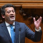lider-de-ultradireita-de-portugal-volta-a-se-sentir-mal-em-comicio;-veja-video