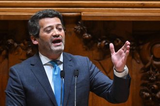 lider-de-ultradireita-de-portugal-volta-a-se-sentir-mal-em-comicio;-veja-video