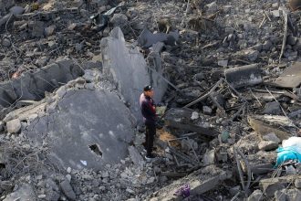 ataques-israelenses-matam-dezenas-em-gaza-enquanto-trump-visita-regiao