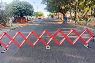obras-interditam-trecho-da-rua-florindo-tessaro,-em-osvaldo-cruz