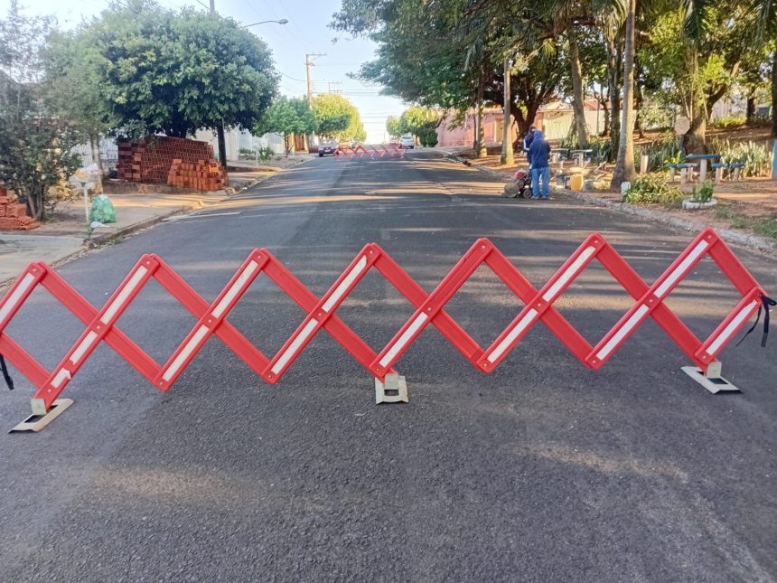 obras-interditam-trecho-da-rua-florindo-tessaro,-em-osvaldo-cruz