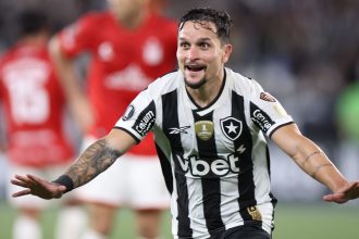 artur-marca-golaco-e-botafogo-vence-estudiantes-na-libertadores