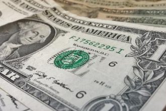 amanda-klein:-as-bolsas-brasileiras-podem-subir-mais-e-o-dolar-cair?