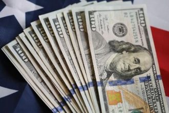 dolar-abre-em-leve-queda-com-espera-por-dados-economicos-dos-eua