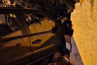 idosa-colide-carro-contra-muro-de-residencia-na-avenida-joaquim-andre-em-dracena