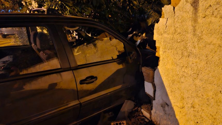 idosa-colide-carro-contra-muro-de-residencia-na-avenida-joaquim-andre-em-dracena