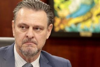 favaro:-china-suspende-compra-de-frango-brasileiro-apos-caso-gripe-aviaria