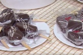 com-cobertura-de-chocolate-e-ideal-para-comercializacao,-aprenda-receita-de-trufa-no-palito