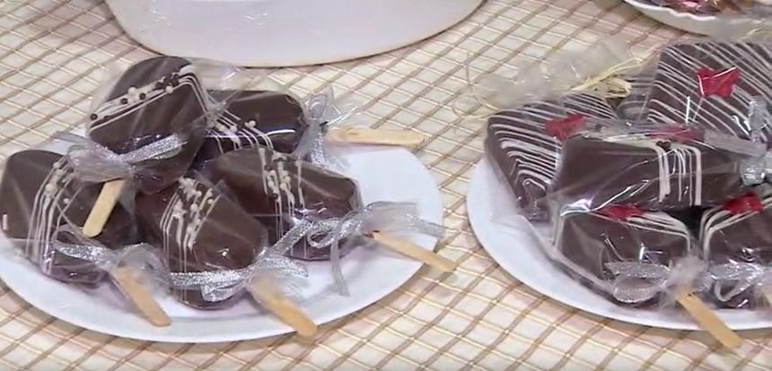 com-cobertura-de-chocolate-e-ideal-para-comercializacao,-aprenda-receita-de-trufa-no-palito