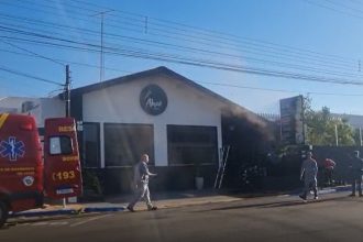 incendio-atinge-cozinha-de-restaurante-apos-curto-circuito-proximo-a-fogao-em-adamantina