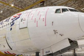 latam-adesiva-aviao-com-‘pele-de-tubarao’-para-baratear-voo.-como-funciona?
