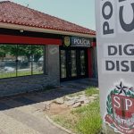 motorista-e-preso-apos-dirigir-embriagado-e-se-chocar-contra-uma-arvore-em-piquerobi