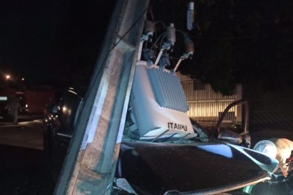 motorista-colide-carro-contra-poste-no-parque-residencial-vitoria-regia,-em-presidente-prudente