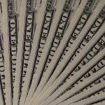 dolar-opera-em-alta-apos-rebaixamento-dos-eua-e-caso-de-gripe-aviaria