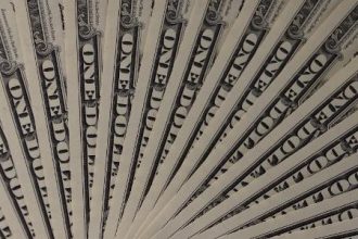 dolar-opera-em-alta-apos-rebaixamento-dos-eua-e-caso-de-gripe-aviaria