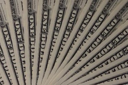 dolar-opera-em-alta-apos-rebaixamento-dos-eua-e-caso-de-gripe-aviaria
