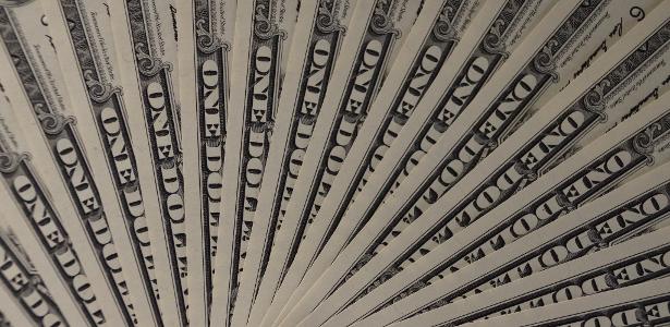 dolar-opera-em-alta-apos-rebaixamento-dos-eua-e-caso-de-gripe-aviaria