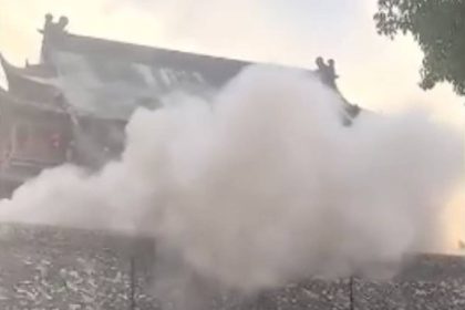antiga-torre-chinesa-desaba-pouco-depois-de-reforma-milionaria;-veja-video