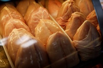 gripe-aviaria-no-brasil-preocupa-o-mundo,-que-nunca-comeu-tanto-frango