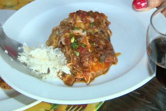 com-recheio-acompanhado-de-presunto-e-mucarela,-aprenda-receita-de-lasanha-de-berinjela