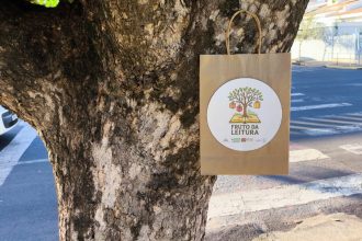 projeto-fruto-da-leitura-espalha-sacolas-personalizadas-com-livros-em-arvores,-em-dracena