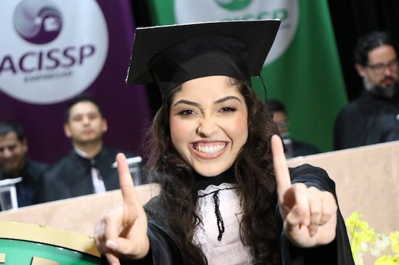 “so-tinha-meu-chapeu-voando”,-diz-aluna-que-se-formou-sozinha-na-faculdade